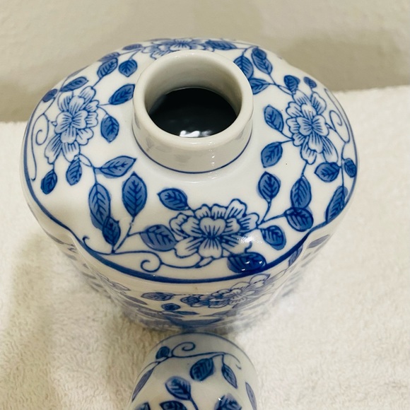 VINTAGE ANDREA BY SADEK BLUE/WHITE BIRD/FLORAL SMALL VASE W/ LID MADE IN CHINA - Picture 4 of 12